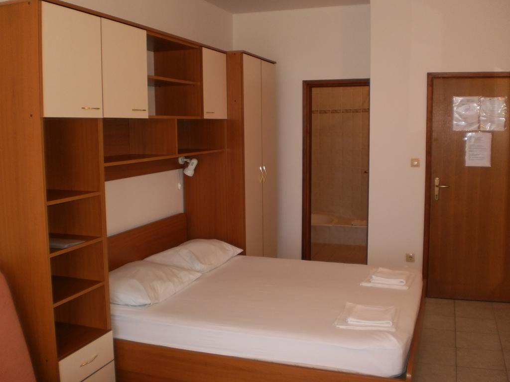 Villa Dvor Apartments Omis Bagian luar foto