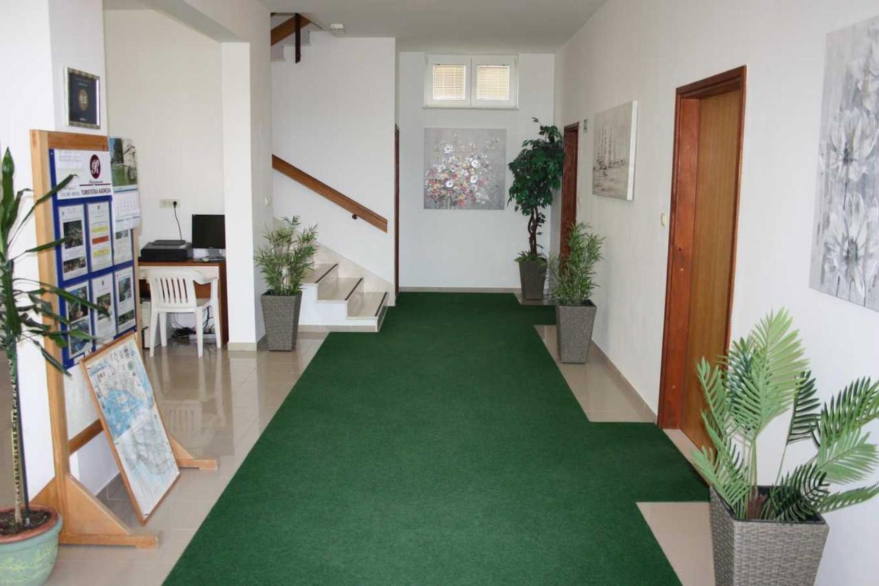 Villa Dvor Apartments Omis Bagian luar foto